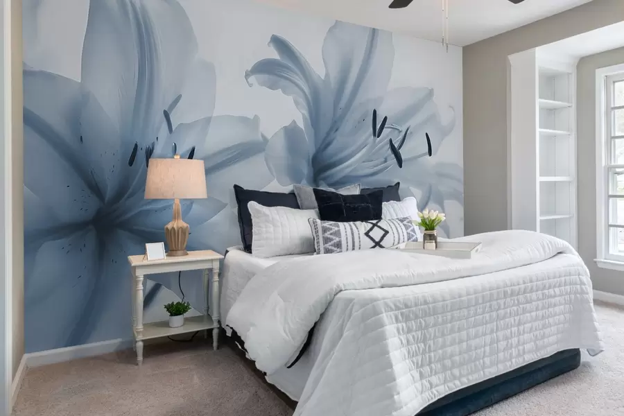 τοιχογραφίες Μαλακή εστίαση σε κοντινό πλάνο μπλε μινιμαλιστικών λουλουδιών κρίνου σε ανοιχτό φόντο w08586