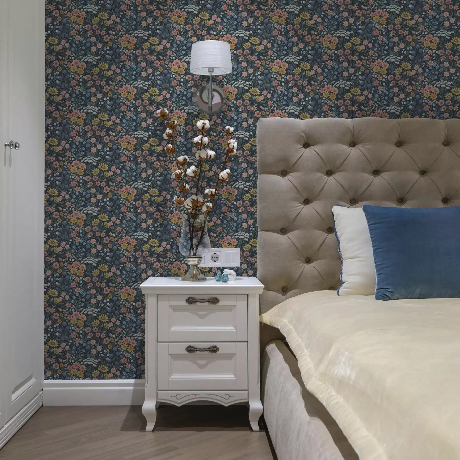 τοιχογραφίες Πολύχρωμα λουλούδια λιβάδι υδατογραφία σε ναυτικό μπλε a00381