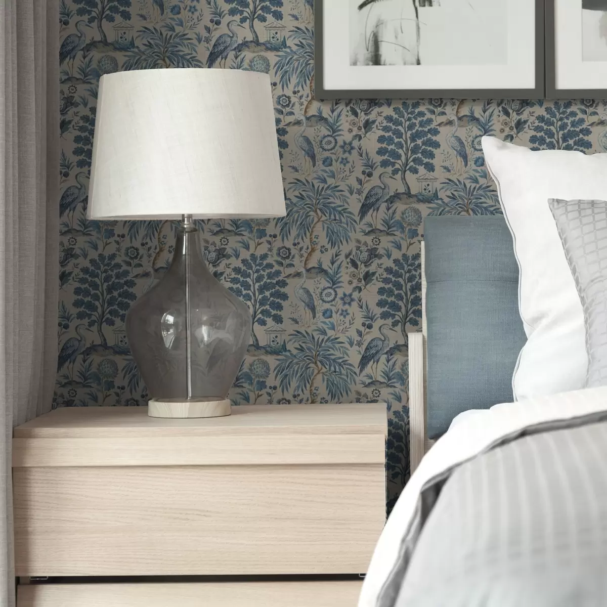 Ταπετσαρία Στυλ Toile de Jouy με μπλε πουλιά και τροπικά δέντρα a00382