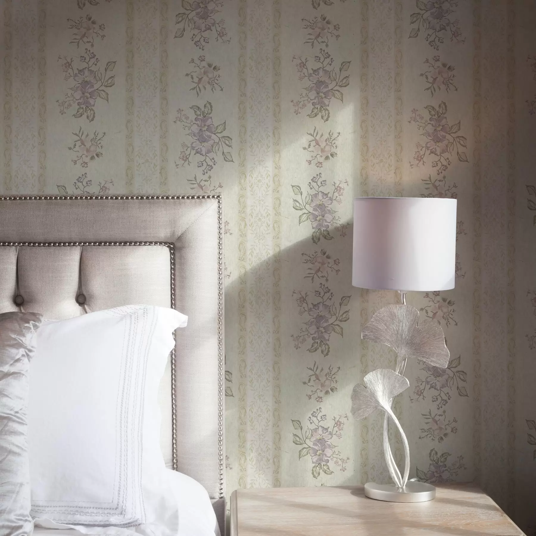 τοιχογραφίες Εκλεκτής ποιότητας λουλούδια σε ριγέ φόντο με στολίδι a00440