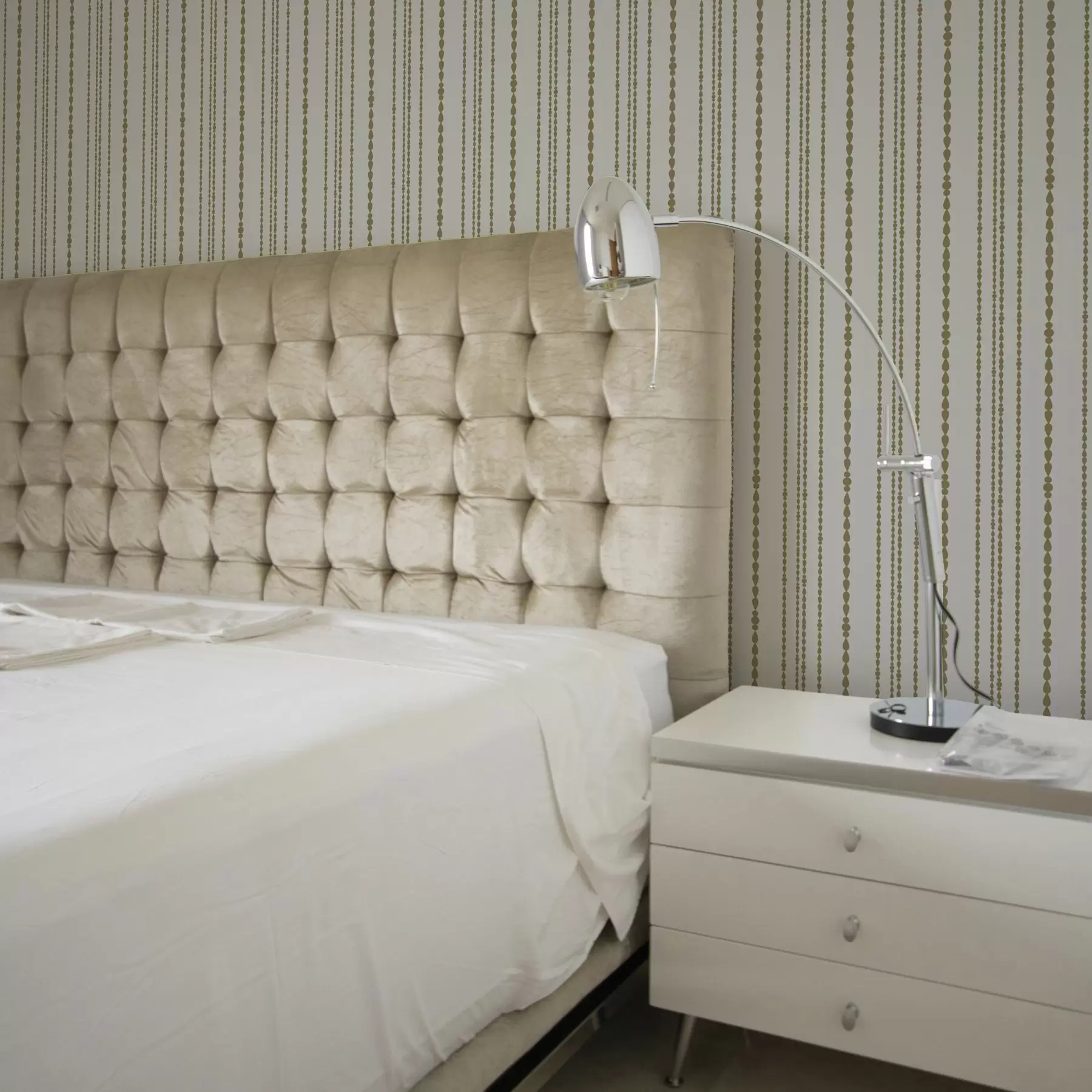 τοιχογραφίες Μινιμαλιστικό μοτίβο σε σχήμα κίτρινων σταγόνων σε κάθετη λωρίδα a00448