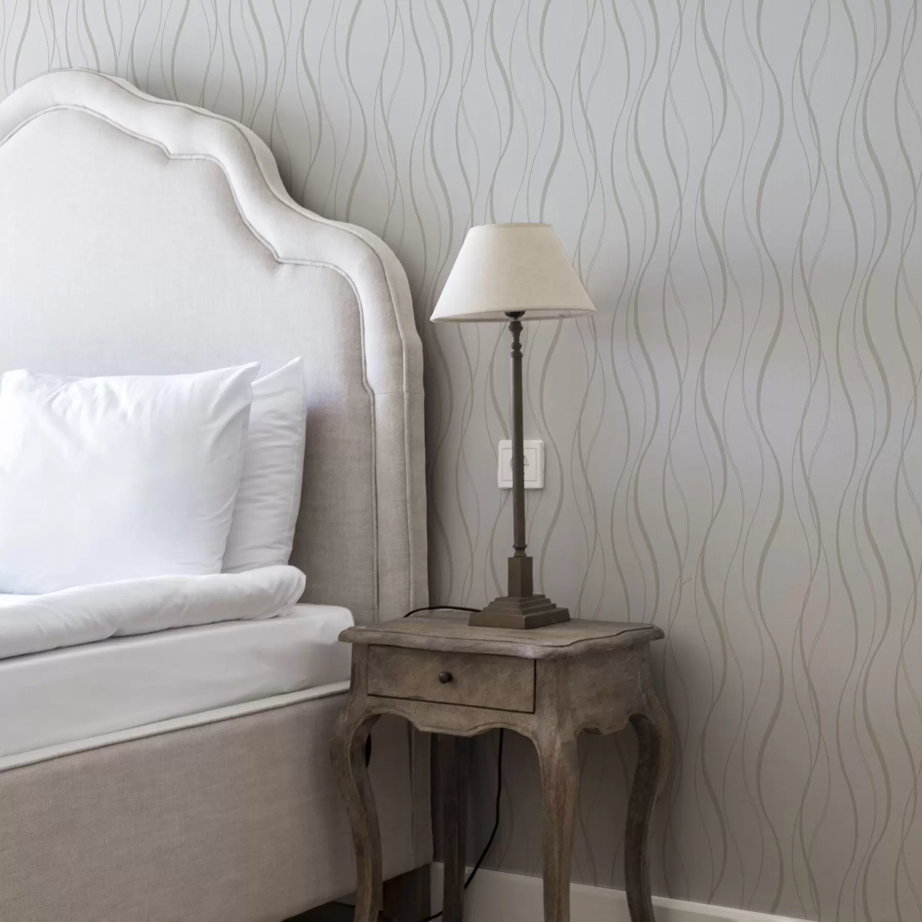 τοιχογραφίες Αφηρημένες κυματιστές μπεζ γραμμές σε λευκό φόντο a00480