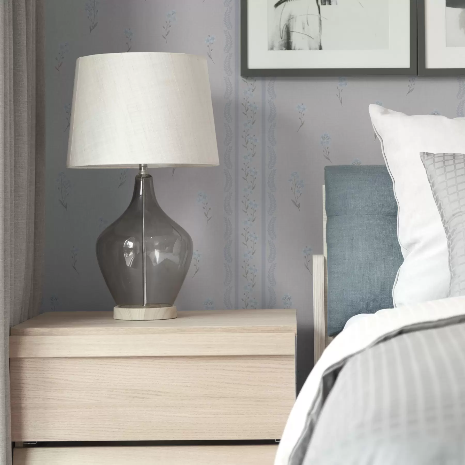 τοιχογραφίες Λευκό φόντο με μπλε λουλούδια και διακοσμητική λωρίδα a00484v1