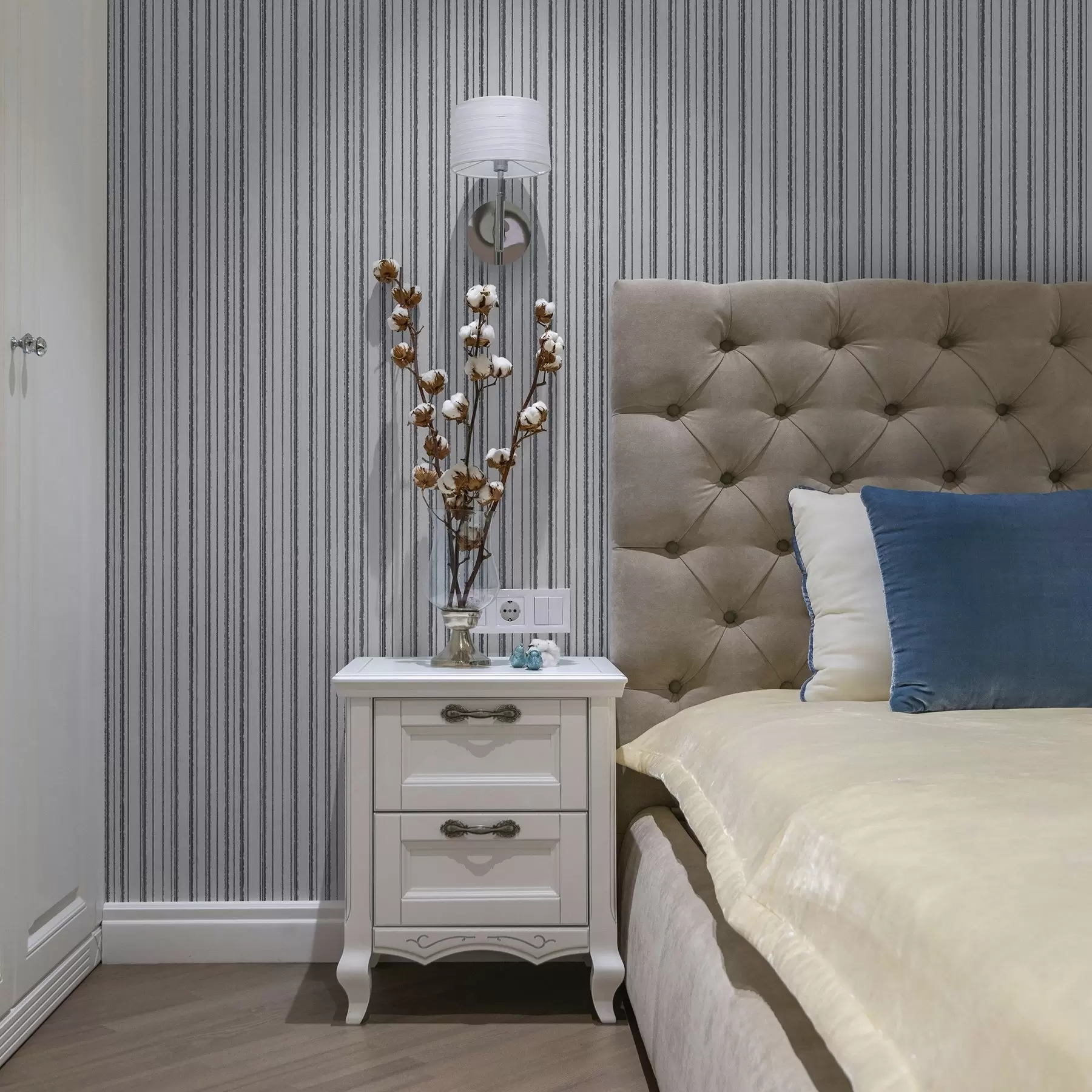 τοιχογραφίες Γκρίζες κάθετες ρίγες σε λευκό φόντο a00507