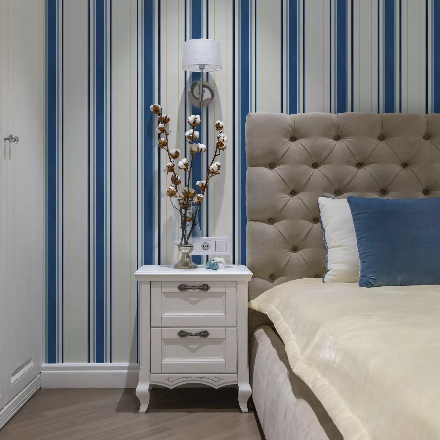 τοιχογραφίες Πλατιές μπλε ρίγες με λεπτές κίτρινες γραμμές a00522