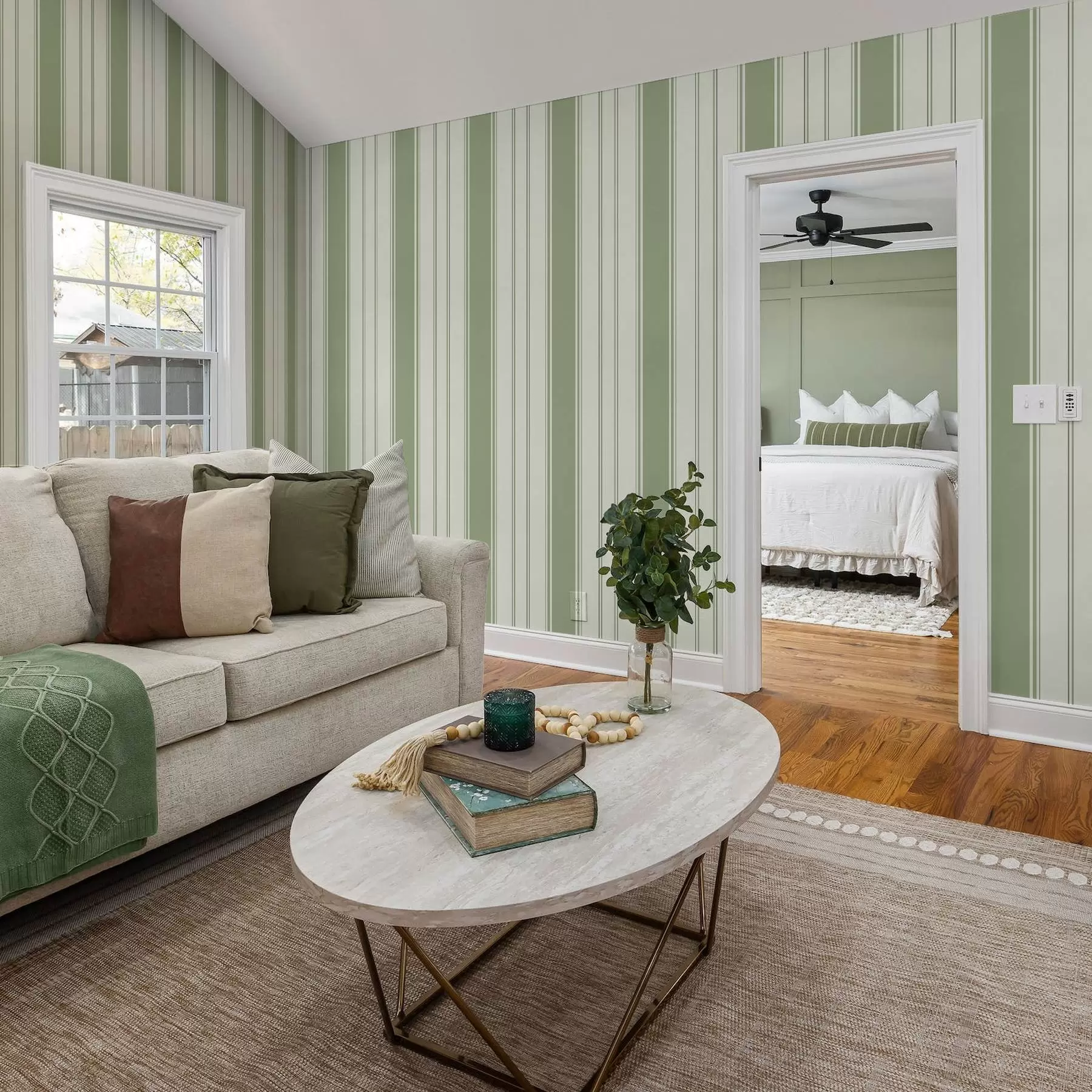 τοιχογραφίες Κρεμώδες φόντο με φαρδιές ανοιχτές πράσινες ρίγες a00561