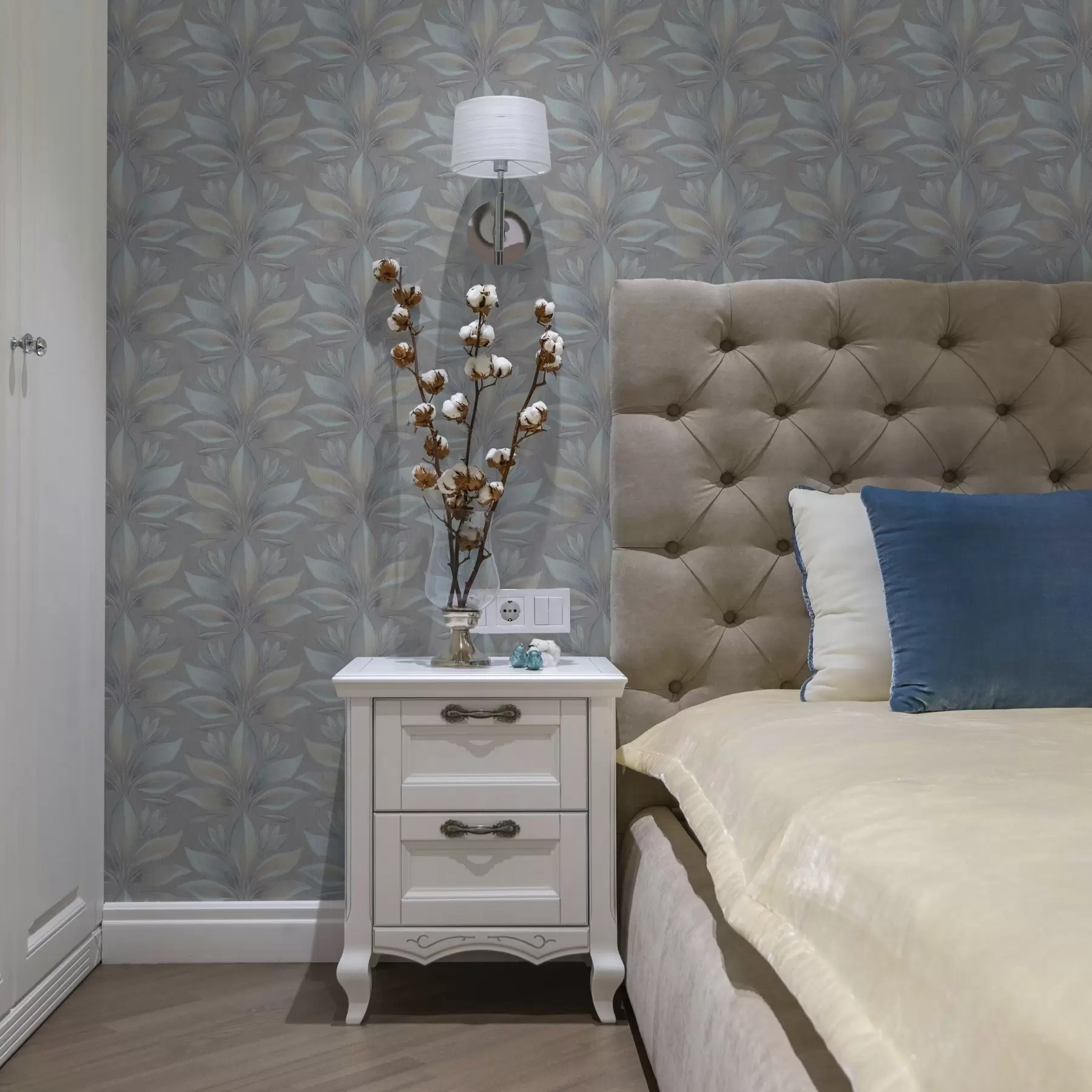 τοιχογραφίες Μεγάλα στυλιζαρισμένα φύλλα σε μπλε-άμμο παλέτα σε γκρι φόντο a00601