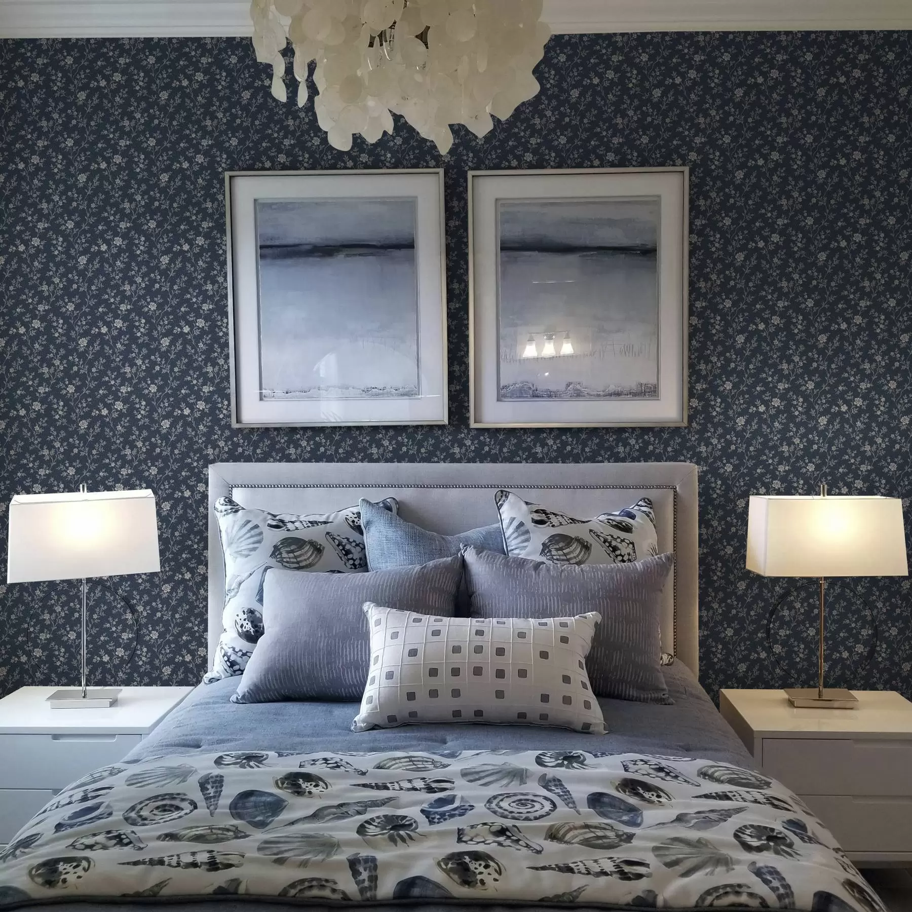 τοιχογραφίες Σκούρο μπλε φόντο με λεπτές μπεζ κλαδιά και λουλούδια a00612