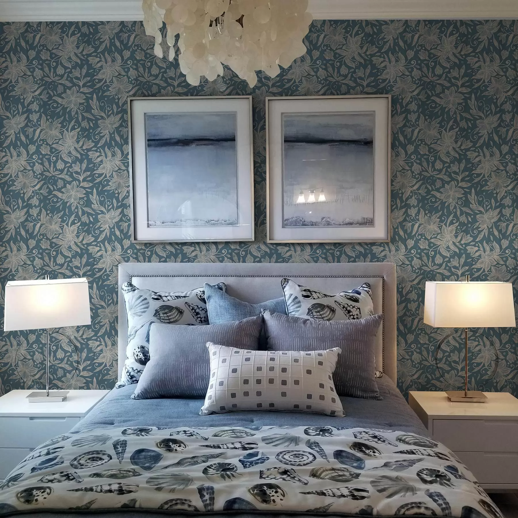 τοιχογραφίες Κρεμ λουλούδια σε μπλε φόντο, λεπτεπίλεπτα σπειροειδή σχέδια a00630