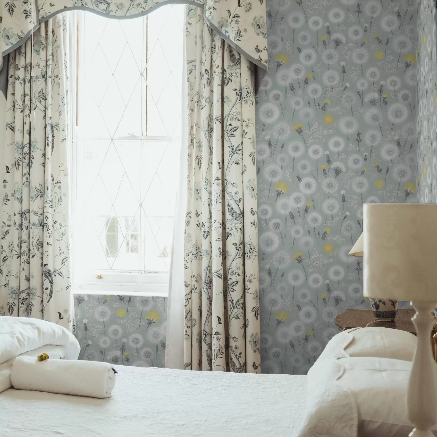 τοιχογραφίες Αφράτα πικραλίδα και σπόροι σε φόντο μέντας a00790