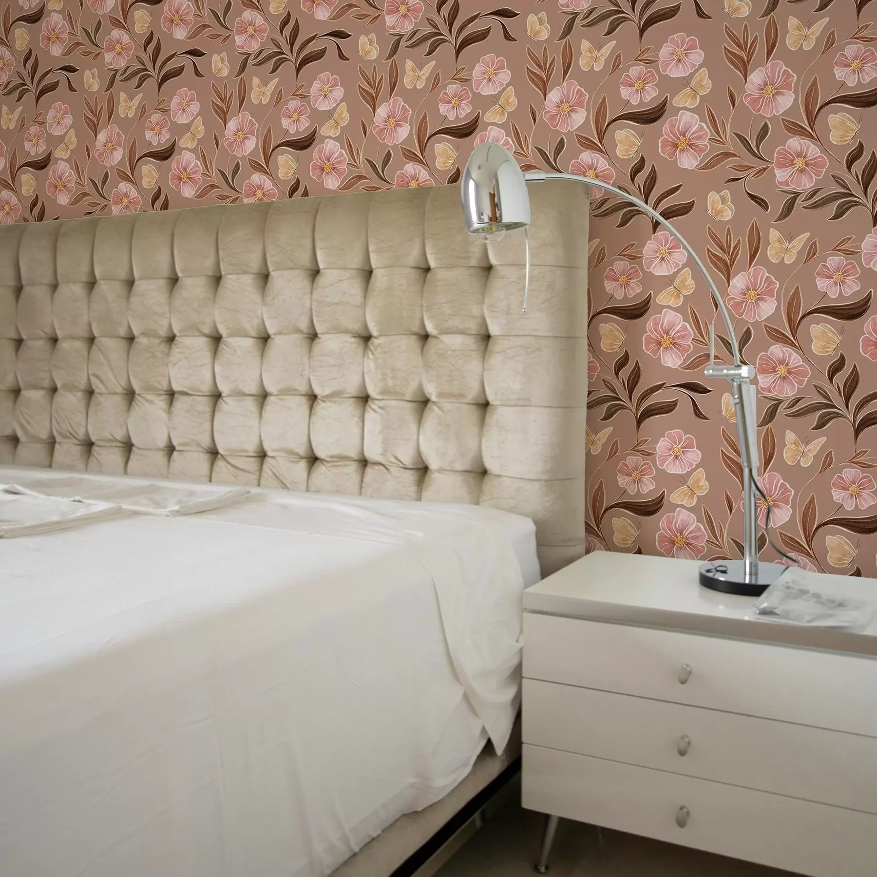 τοιχογραφίες Ροζ λουλούδια και πεταλούδες σε ζεστό καφέ φόντο a00633v1