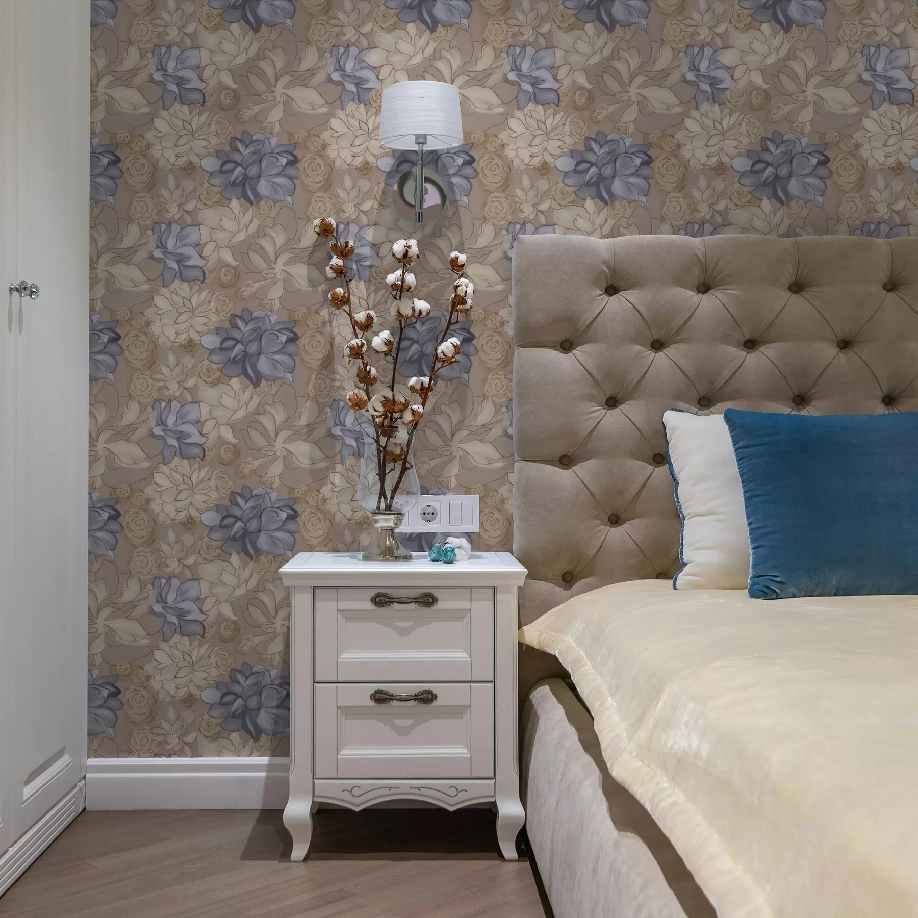 τοιχογραφίες Κρέμα και μπλε λουλούδια σε ζεστό μπεζ φόντο a00634v1