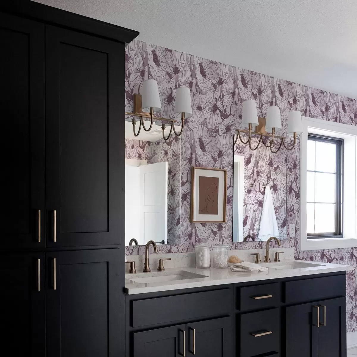 Ταπετσαρία Γραμμικά λουλούδια σε μια δροσερή παλέτα λιλά-ροζ a00636v1