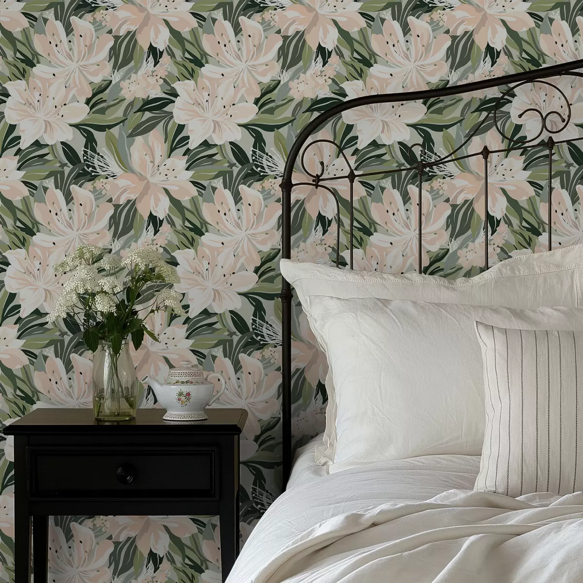 Ταπετσαρία Μεγάλα κρεμ λουλούδια σε ανοιχτό πράσινο φόντο a00646
