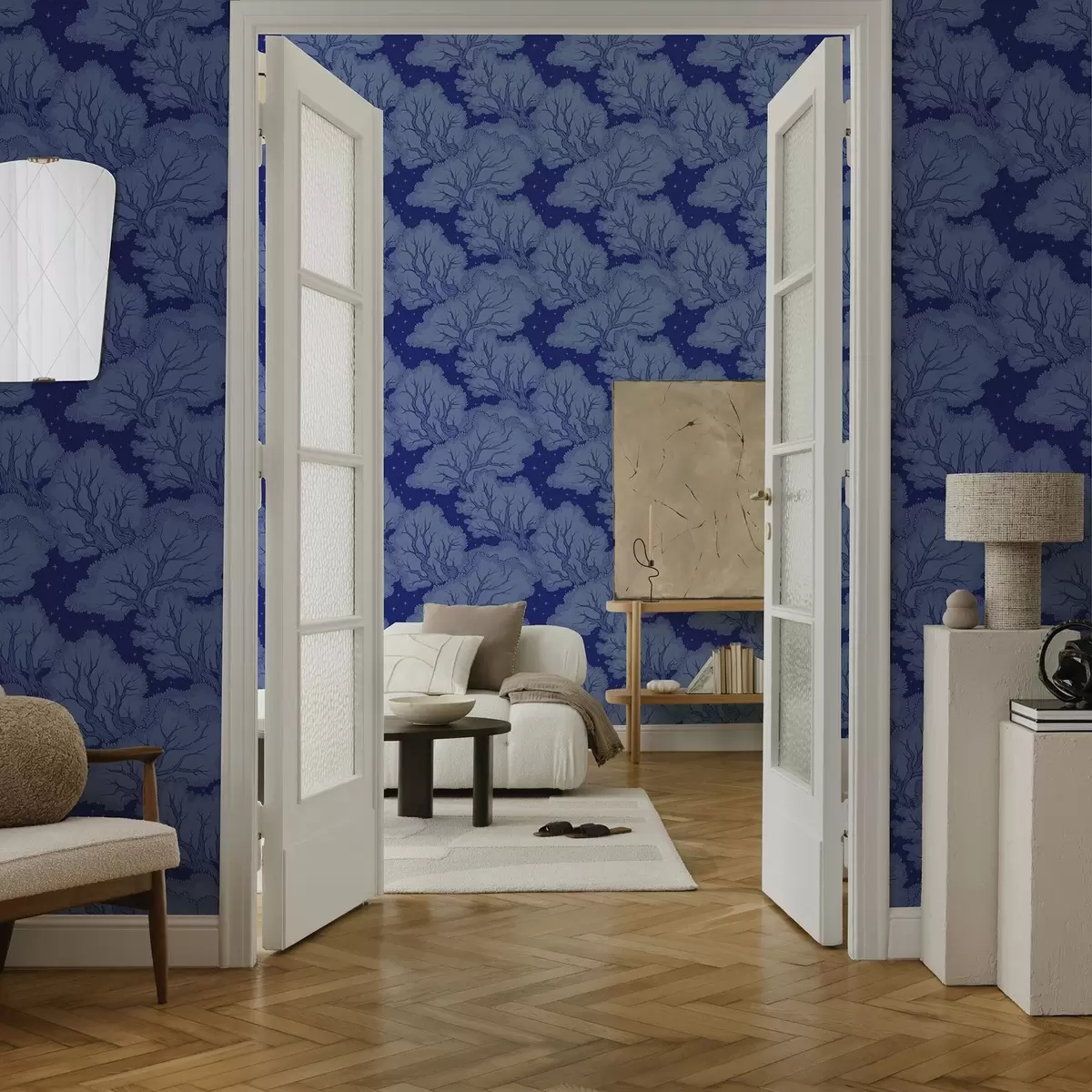 Ταπετσαρία Σιλουέτες δέντρων κάτω από ένα έναστρο ουρανό σε αποχρώσεις του μπλε a00798