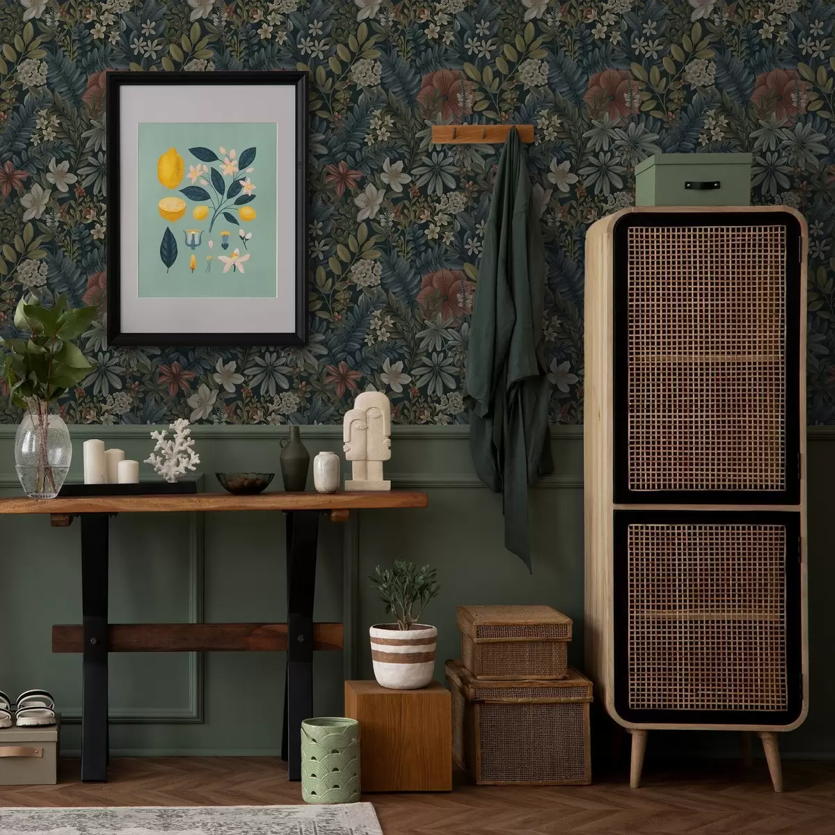 Ταπετσαρία Σκούρο φόντο με πυκνά λουλούδια και φύλλα σε ζεστούς τόνους a00678