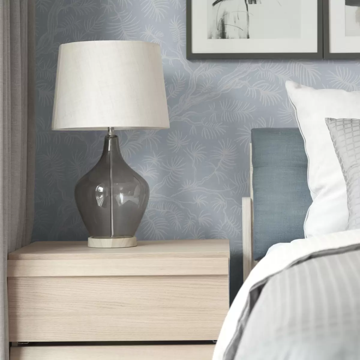 Ταπετσαρία Κλαδιά πεύκου σε ανοιχτούς τόνους σε μπλε φόντο a00838