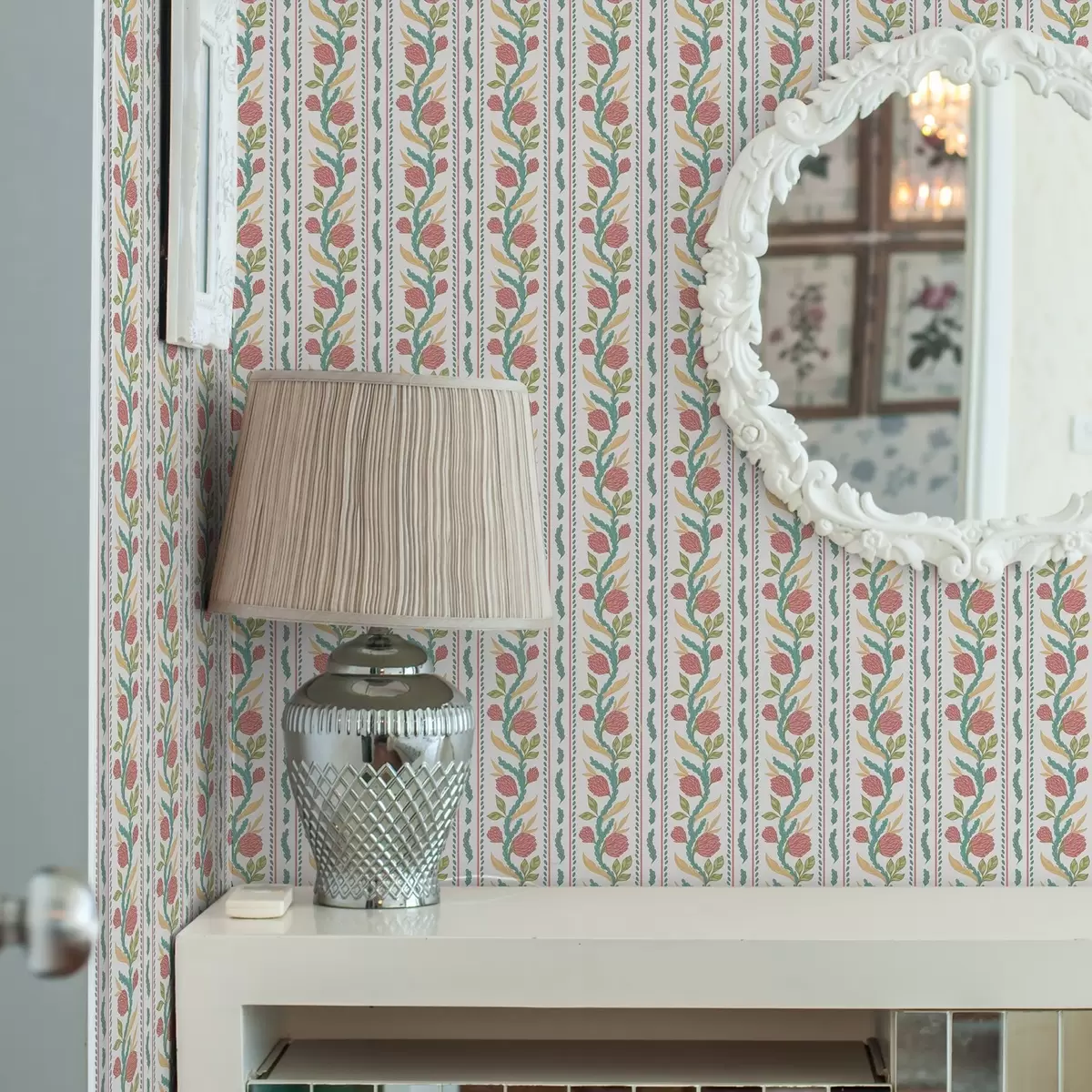Ταπετσαρία Κάθετες ρίγες με κοραλλένια λουλούδια και τυρκουάζ φύλλα a00816