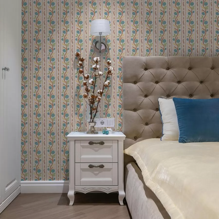 τοιχογραφίες Κάθετες ρίγες με μπλε λουλούδια σε ζεστό φόντο a00816v3