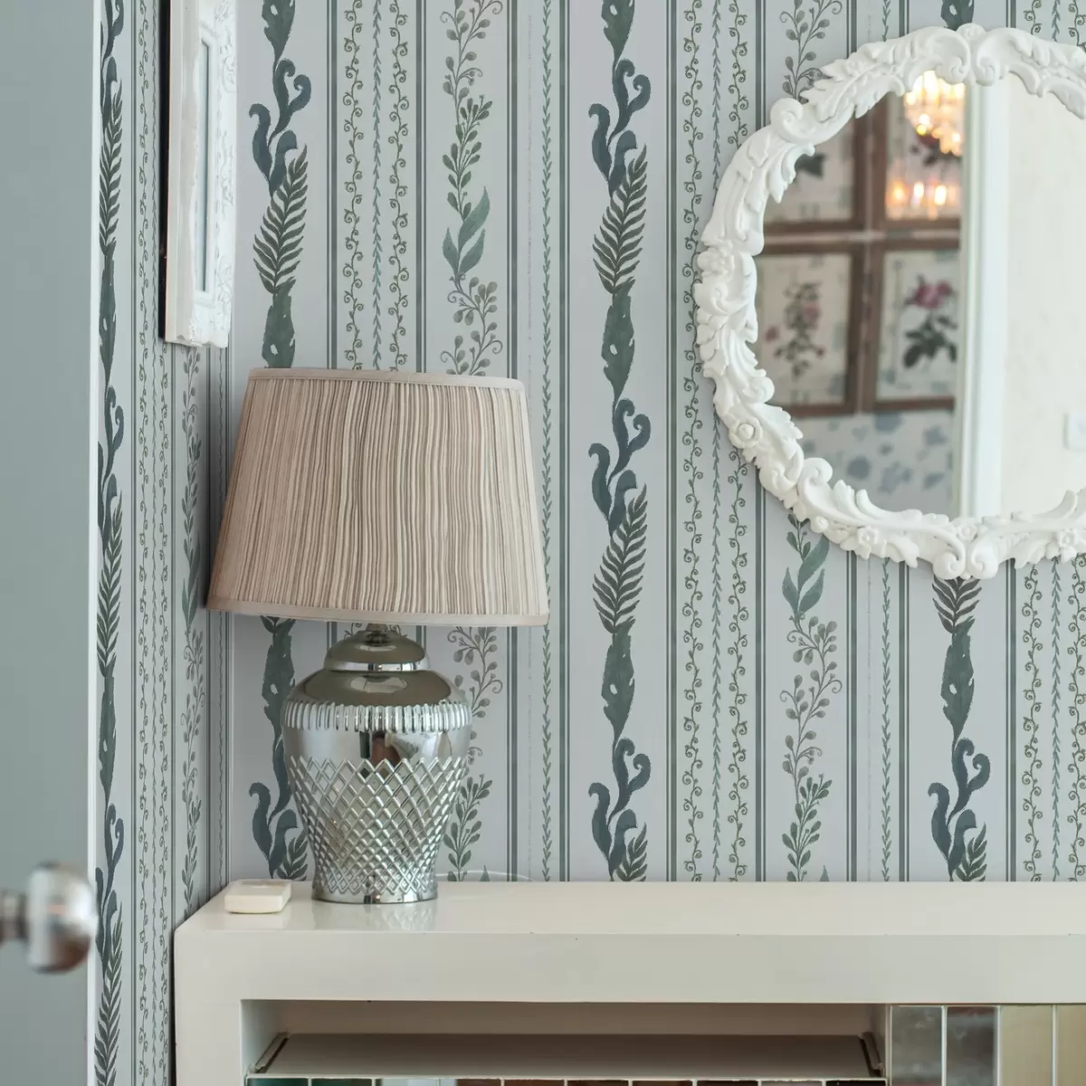 Ταπετσαρία Ρίγες με κλαδιά και μπούκλες σε δροσερό γαλάζιο χρώμα a00823v1