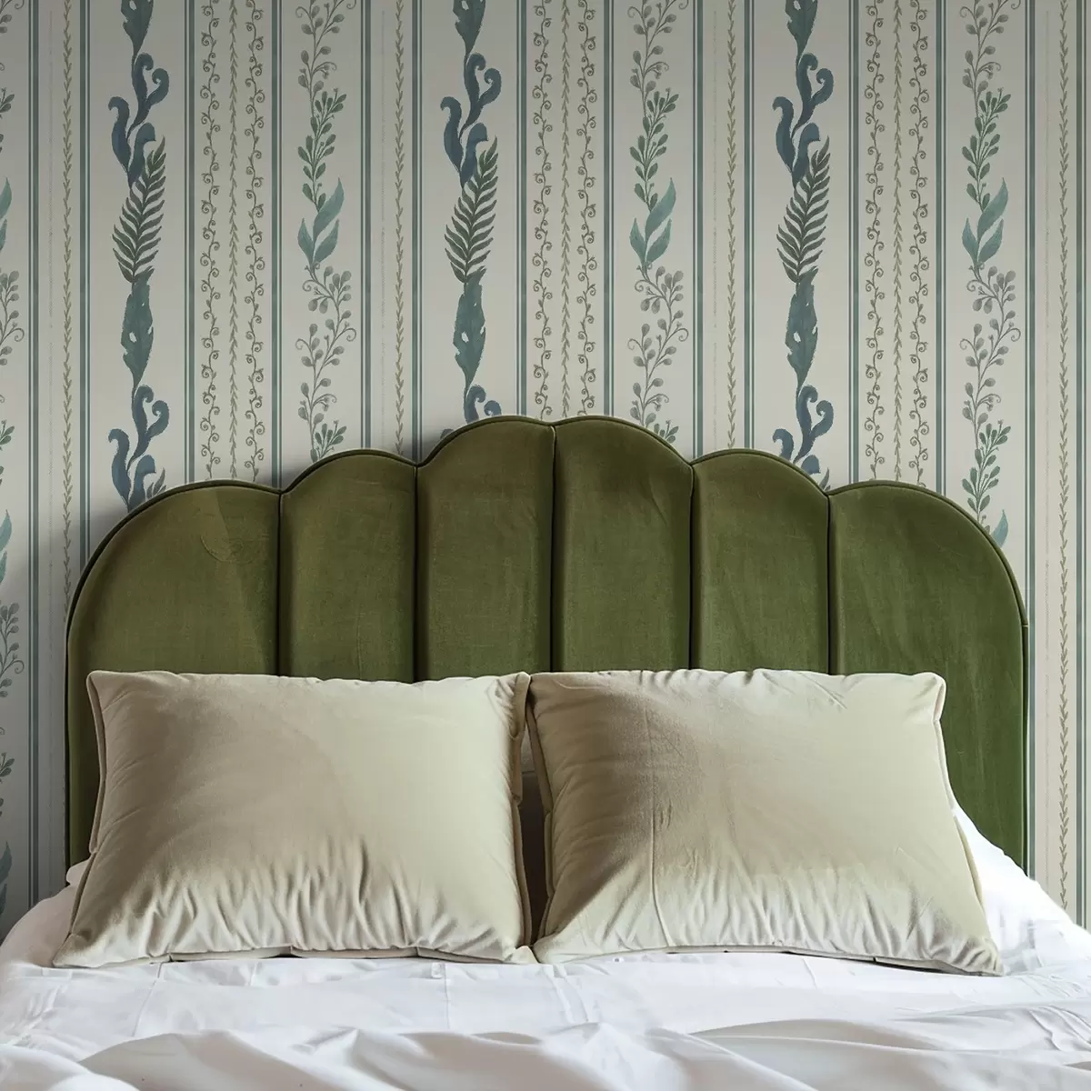 Ταπετσαρία Ρίγες με κλαδιά και μπούκλες σε ζεστό γαλακτώδες φόντο a00823v2