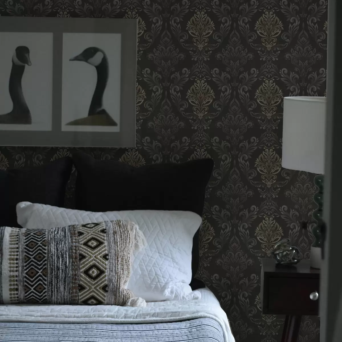 Ταπετσαρία Δαμασκηνό σε σκούρο γραφίτη φόντο, με πινελιές σε χρώμα ελιάς-ώχρας a00828v5