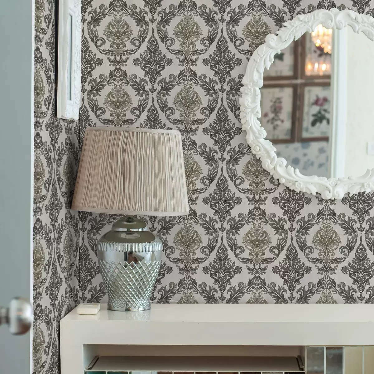 Ταπετσαρία Δαμασκηνό σε ανοιχτόχρωμο φόντο, με λεπτομέρειες σε χρώμα ελιάς-μπρούντζ a00828v6