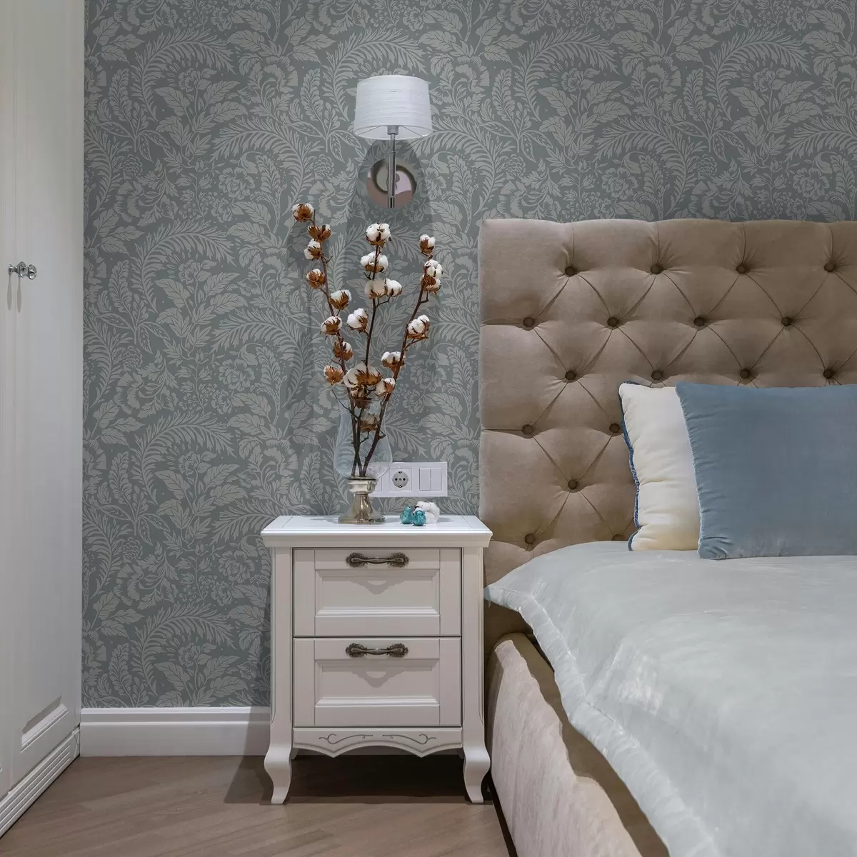 τοιχογραφίες Μονόχρωμο floral μοτίβο σε γκρι-μπλε φόντο a00859