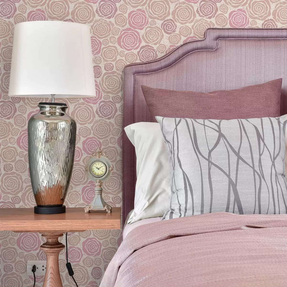 Ταπετσαρία Σπειροειδή ροζ τριαντάφυλλα και πιτσιλιές σε ανοιχτόχρωμο φόντο a00955