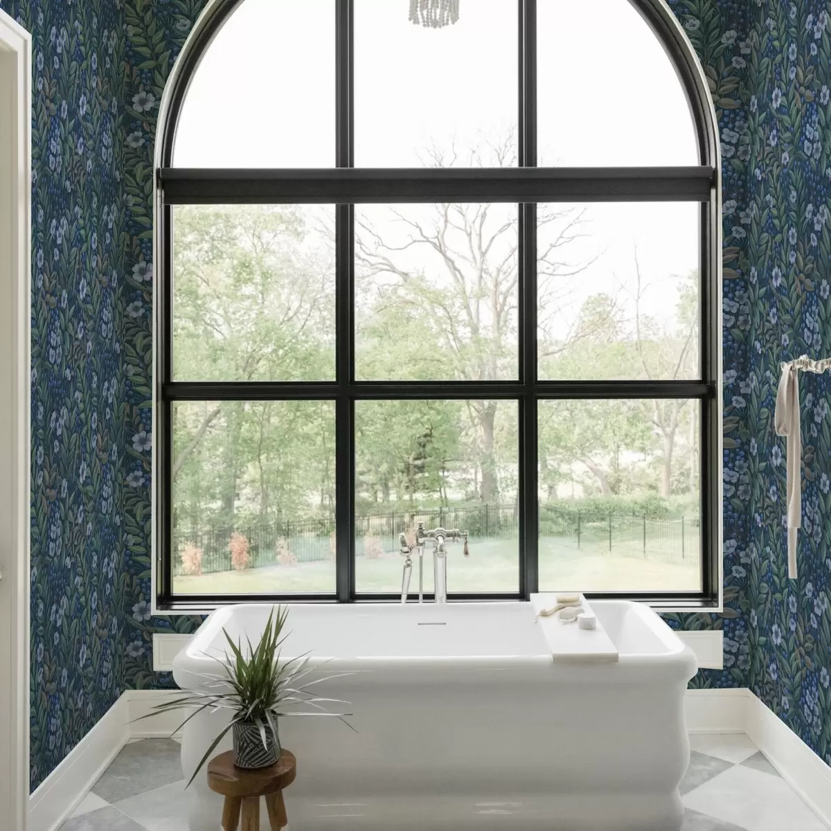 Ταπετσαρία Μπλε μούρα και λευκά λουλούδια σε πυκνό φύλλωμα a00994