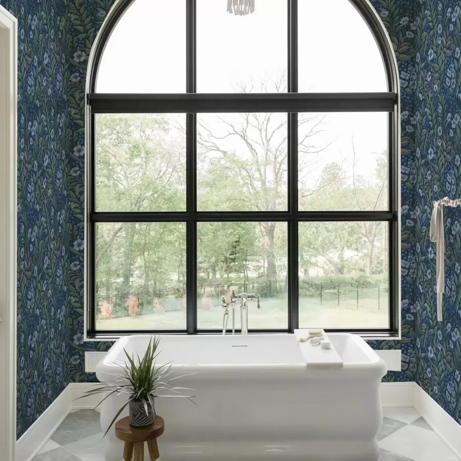 τοιχογραφίες Μπλε μούρα και λευκά λουλούδια σε πυκνό φύλλωμα a00994