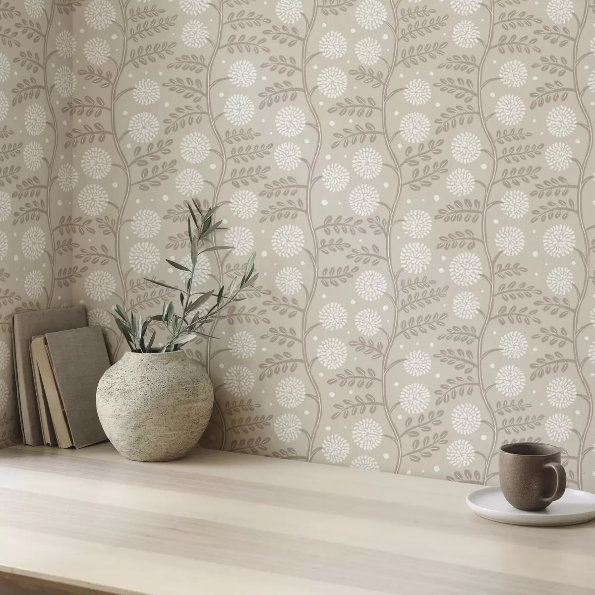 Ταπετσαρία Μπεζ μίσχοι με λευκά αφράτα λουλούδια και απαλές κουκκίδες a00997