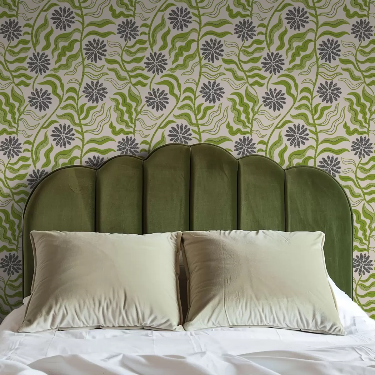 Ταπετσαρία Παιχνιδιάρικες πράσινες μαργαρίτες με κυματιστά φύλλα σε κρεμ φόντο a00998