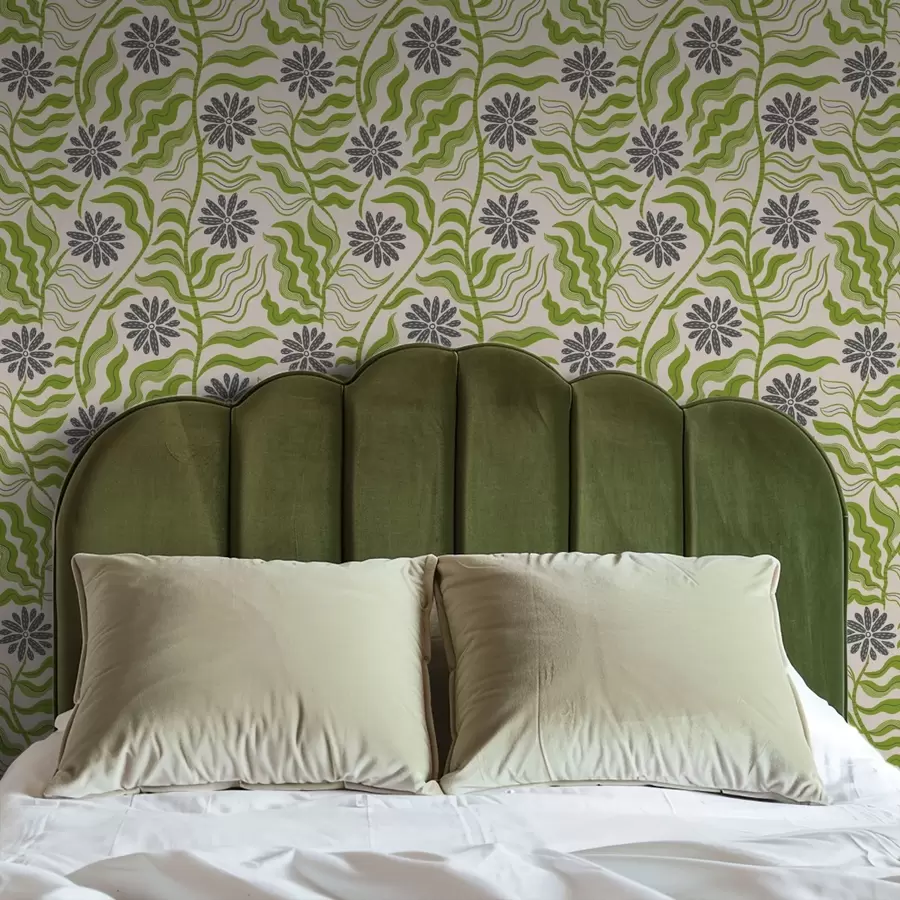 τοιχογραφίες Παιχνιδιάρικες πράσινες μαργαρίτες με κυματιστά φύλλα σε κρεμ φόντο a00998