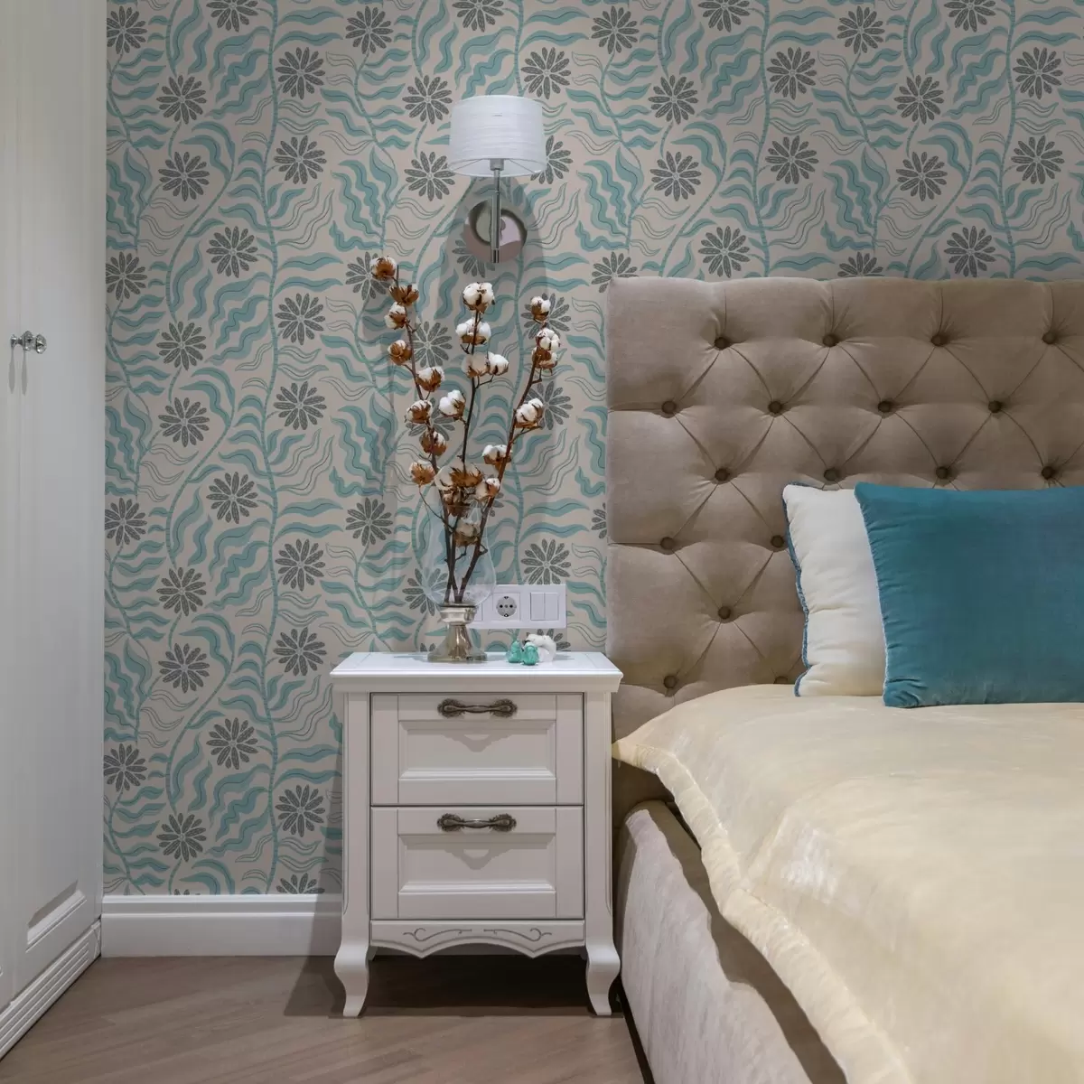 Ταπετσαρία Αφηρημένα λουλούδια και κυματιστά φύλλα σε απαλούς μπλε τόνους a00998v1