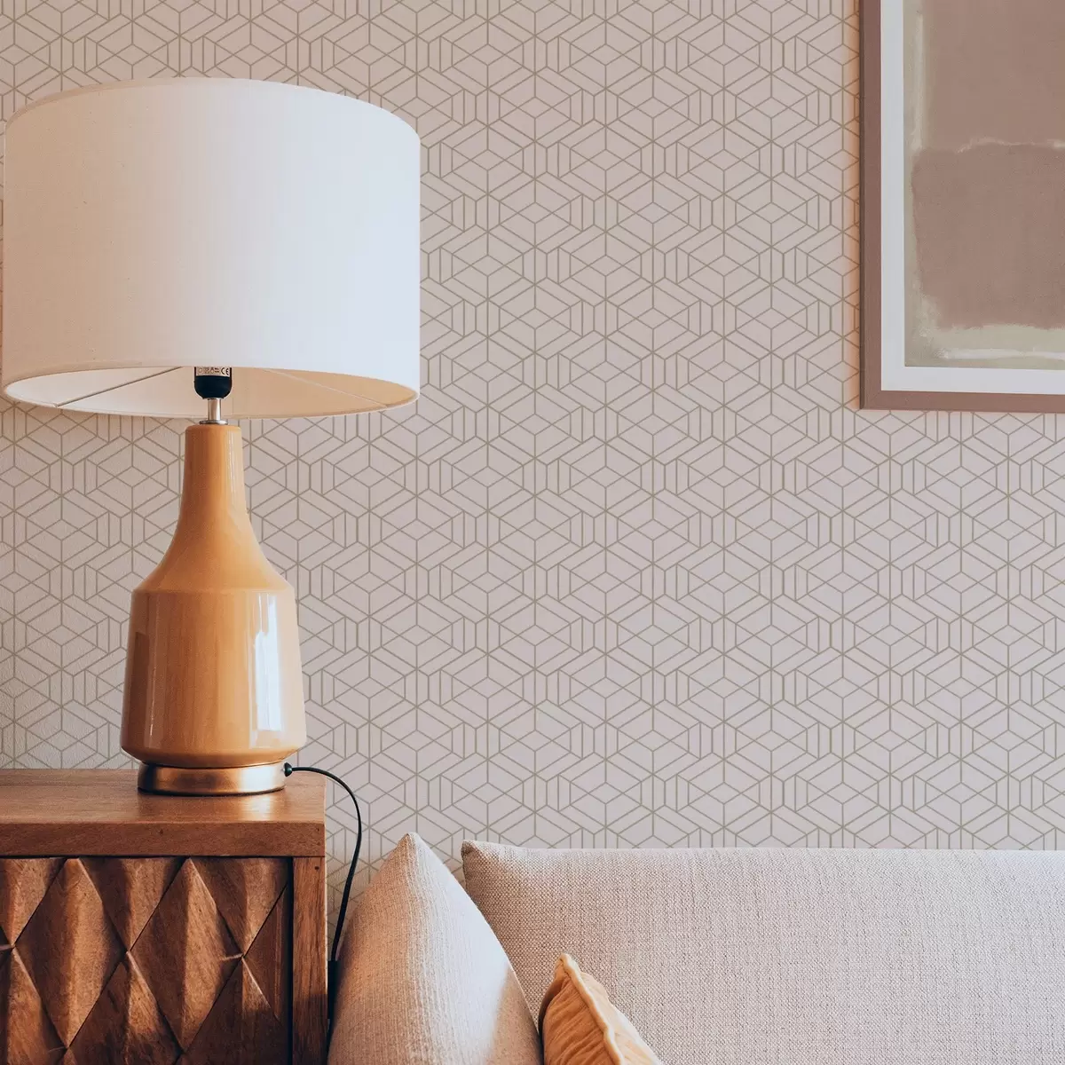 Ταπετσαρία Ζεστό μπεζ φόντο με λεπτούς γραφικούς κύβους a01067v3