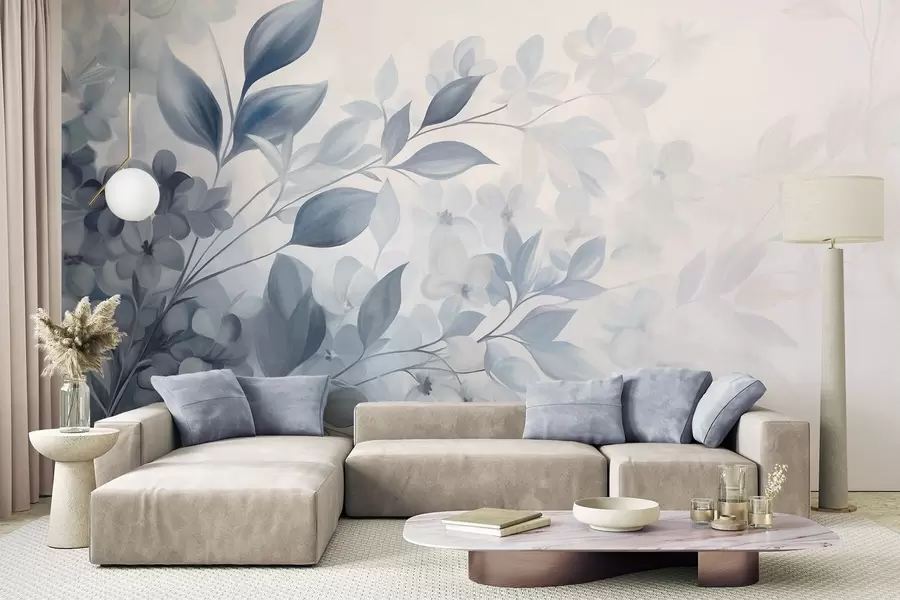 τοιχογραφίες Κυματοειδές μπλε και λευκό κλαδί με λουλούδια και φύλλα που ξεθωριάζουν σε ένα ελαφρύ φόντο σε στυλ ακουαρέλας w09543
