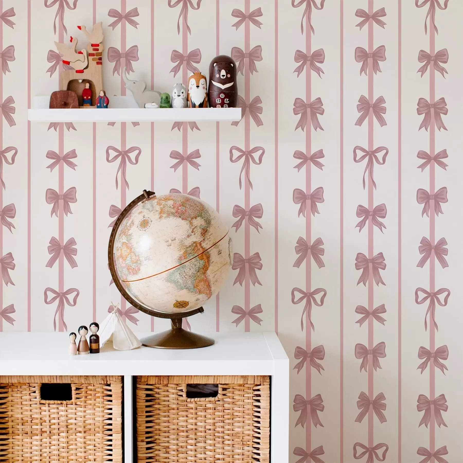 τοιχογραφίες Ροζ φιόγκοι σε κάθετες ρίγες πάνω σε ανοιχτόχρωμο φόντο a01075
