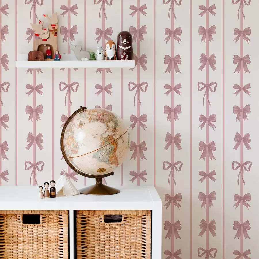 τοιχογραφίες Ροζ φιόγκοι σε κάθετες ρίγες πάνω σε ανοιχτόχρωμο φόντο a01075