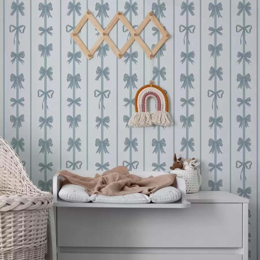 τοιχογραφίες Μπλε φιόγκοι σε ρίγες πάνω σε ανοιχτόχρωμο φόντο a01075v2